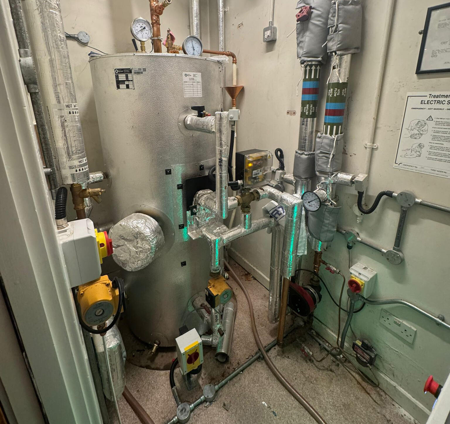 Plumbing+on+a+Night+Shift