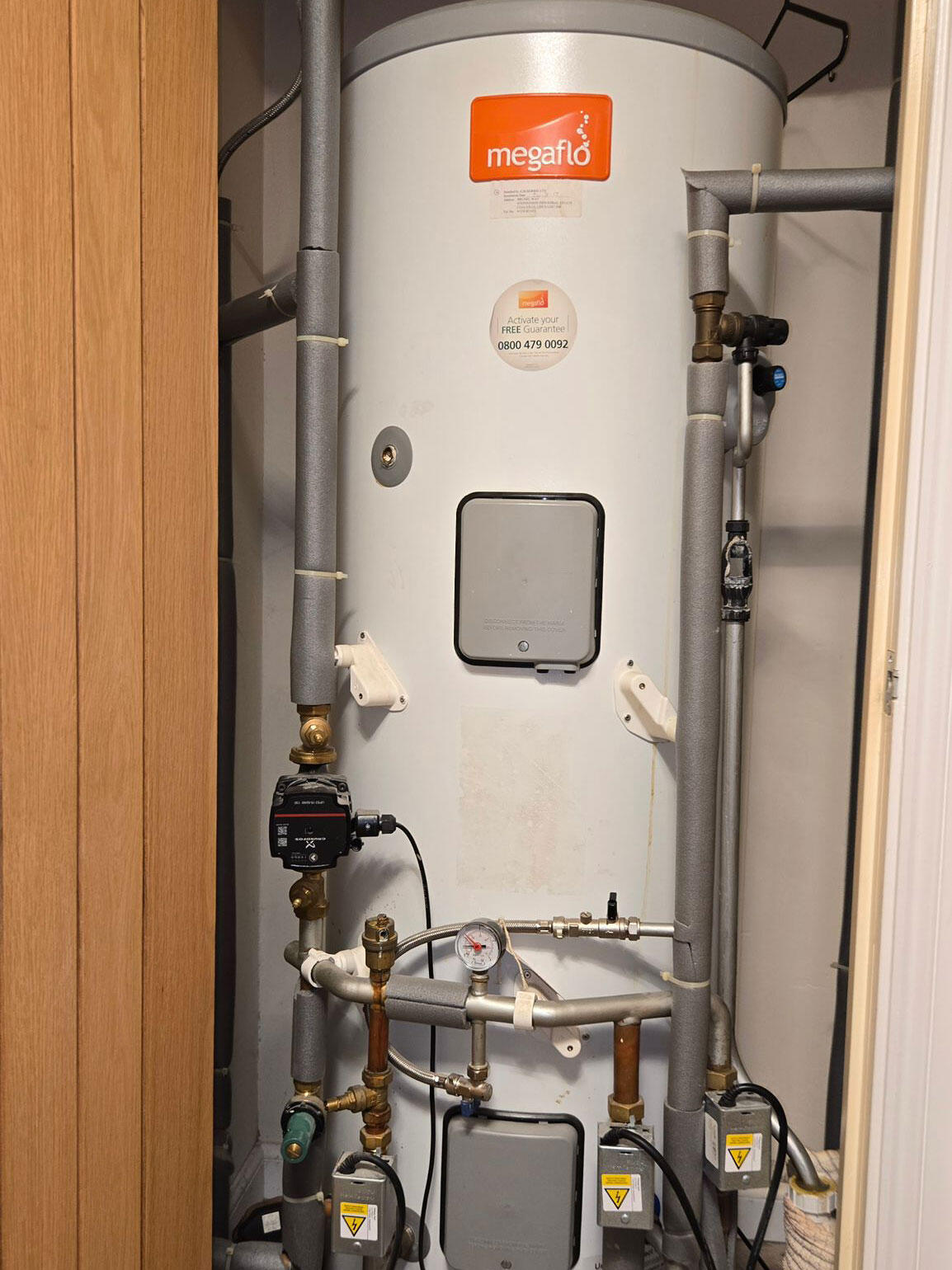 Plumbers+Hucknall%3A+Fixing+a+Megaflo+Unvented+Cylinder